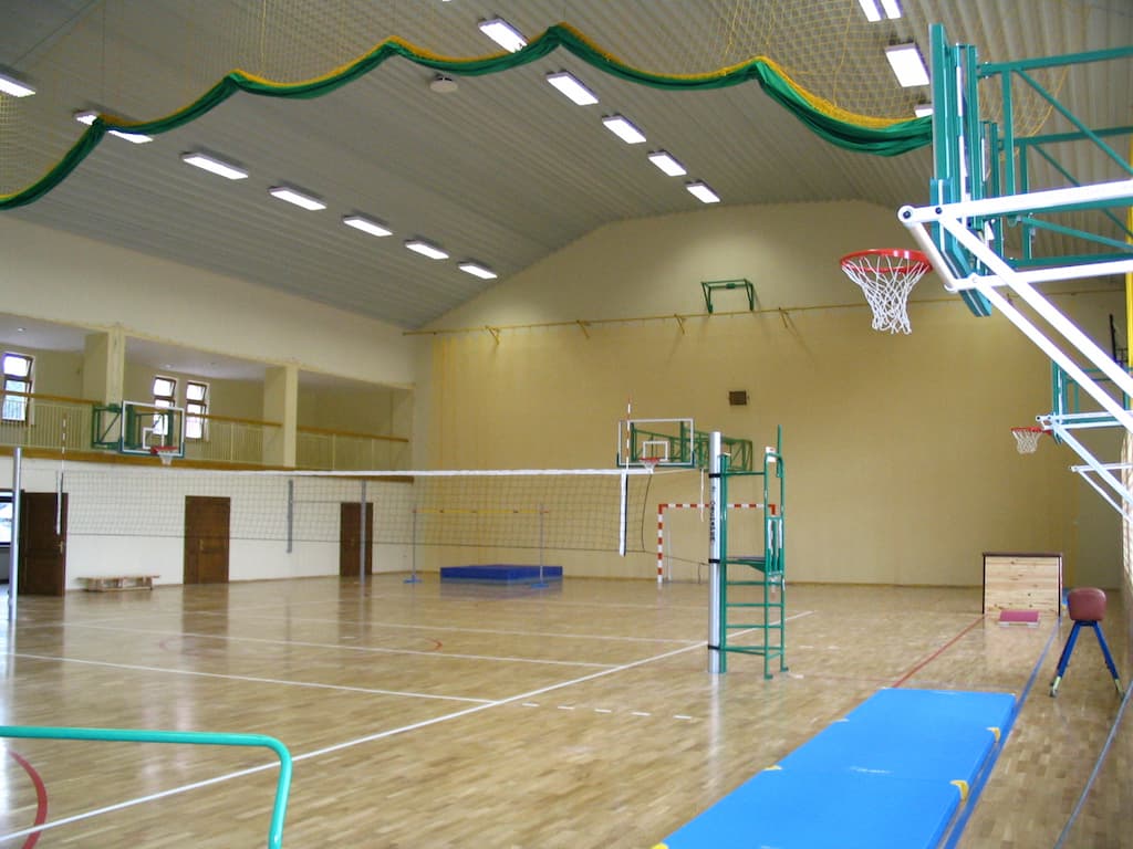 Widok na konstrukcję hali sportowej w Białym Dunajcu